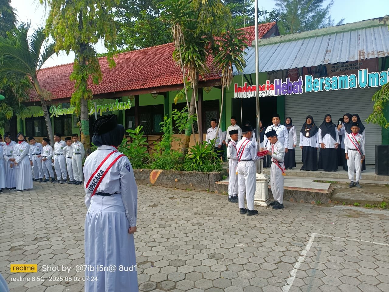 Upacara Hari Lahir Pancasila di MIN 2 Tuban: Memupuk Cinta Tanah Air Sejak Dini