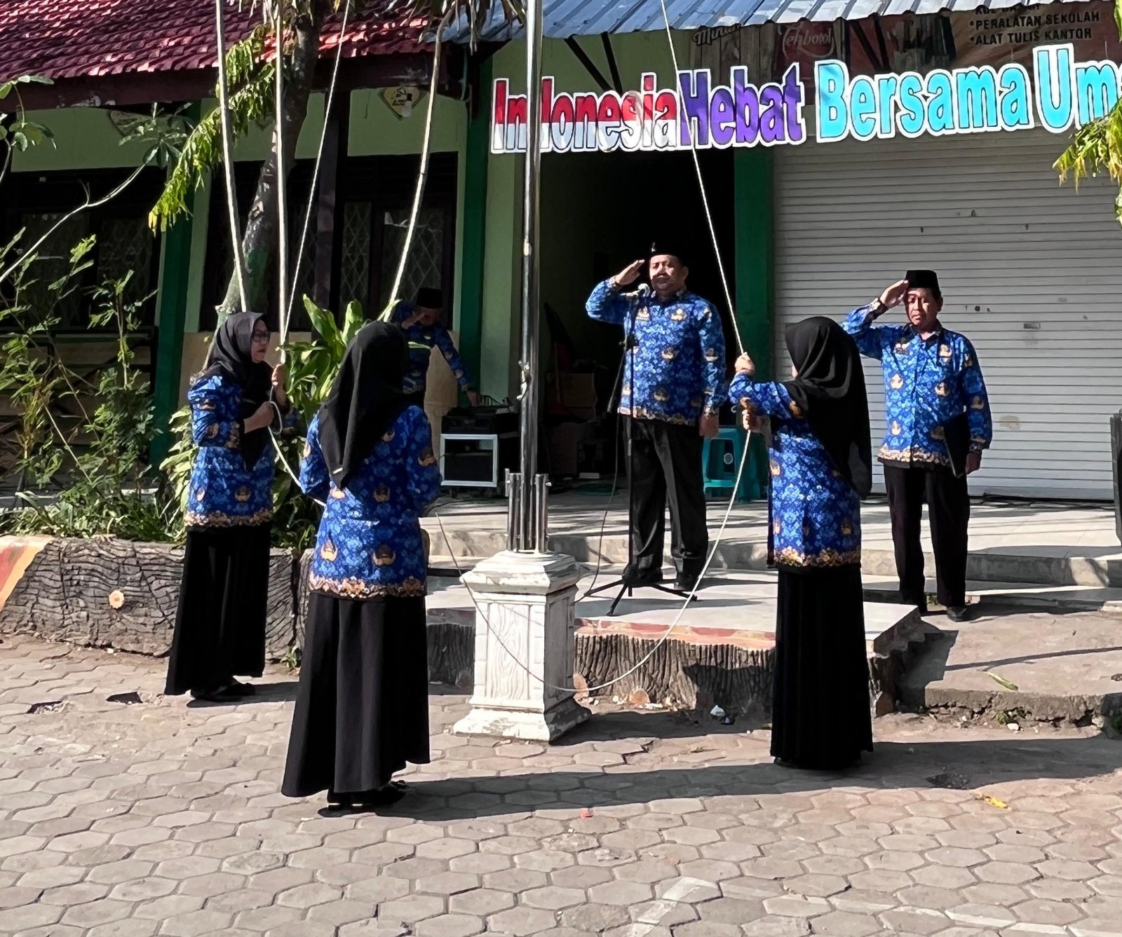 Guru Jadi Petugas, Siswa Ikut Khidmat: MIN 2 Tuban Peringati HUT ke-80 RI