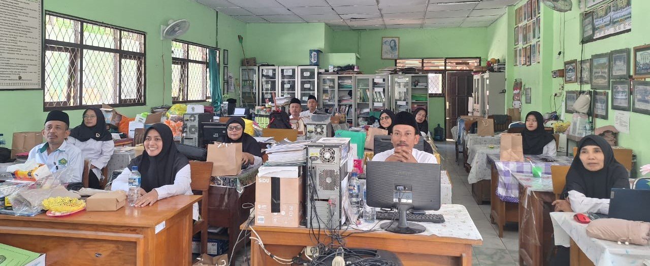 Guru MIN 2 Tuban Ikuti Zoom Maulid Nabi